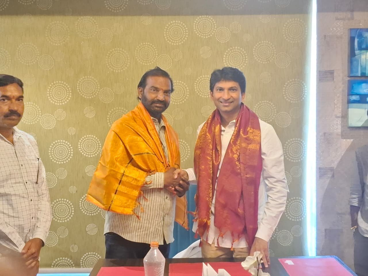 రాజన్న ఆలయం వద్ద 150 మంది అన్నార్తులకు భక్తులకు అన్నదానంతో పాటు స్వీట్ల పంపిణీ మై వేములవాడ చారిటబుల్ ట్రస్ట్